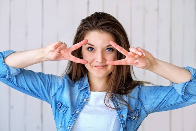 mujer sonrie de felicidad