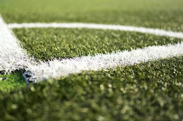 fútbol en césped sintético